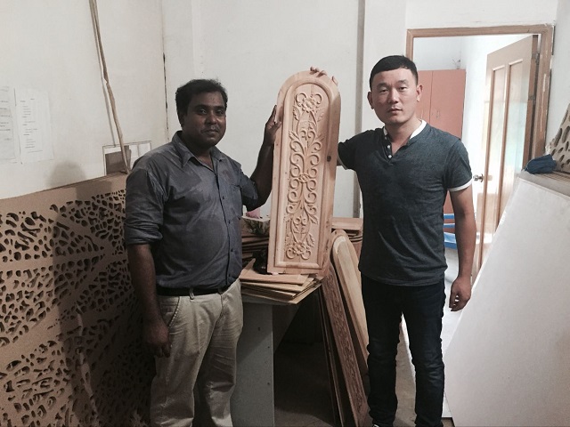 What is the difference between wood carving machine and manual carving